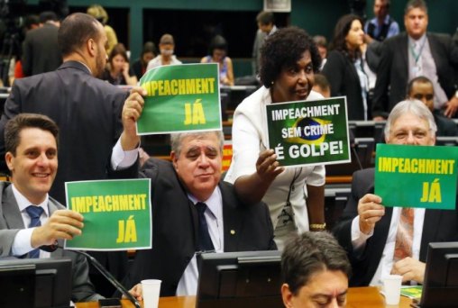 Comissão inicia sessão para votar relatório do impeachment