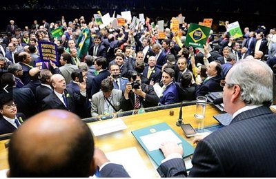 Deputados iniciam votação que define futuro de Dilma na Presidência