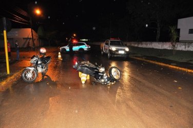 Motoqueiro fica em estado grave após colidir com cone