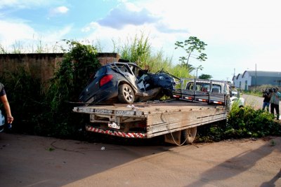 SEM SINALIZAÇÃO – Carro colide com caminhonete em cruzamento da capital