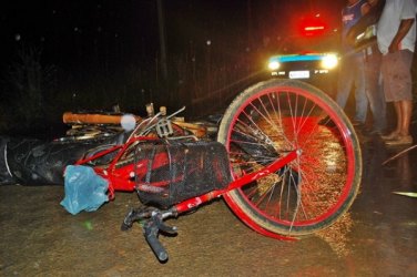 Motociclista culpa parca iluminação por acidente