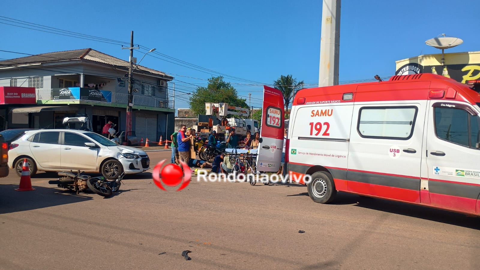 NA ALEXANDRE: Motorista de app avança cruzamento e deixa casal seriamente ferido