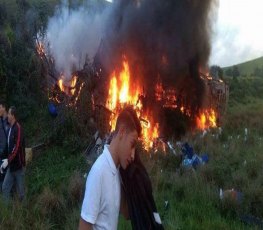 Acidente com ambulâncias, carreta e ônibus deixa 15 mortos