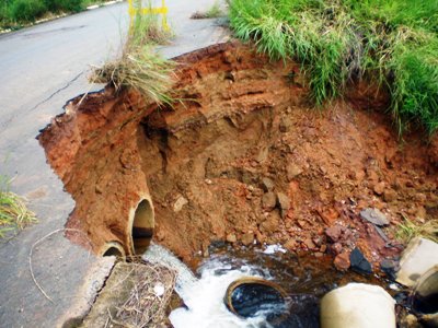 DER realiza trabalho emergencial no Estado em pontes, bueiros e galerias