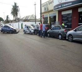 Motorista avança preferencial e provoca colisão com cinco veículos 
