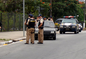 Trio é retido pela polícia com mais de mil peças de roupas sem nota