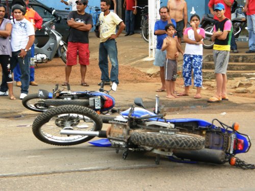 Duas pessoas ficam feridas em acidente entre motos na Calama