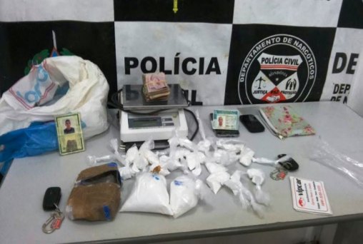 FLAGRANTE – Dupla é presa fabricando porções de droga para venda