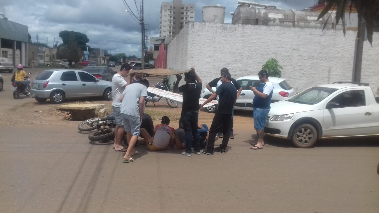 SEM AMBULÂNCIA: Vítimas de acidente são socorridas por familiares após demora do SAMU