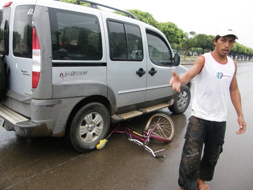 FLAGRANTE - Ciclista embriagado é atropelado e escapa da morte por sorte