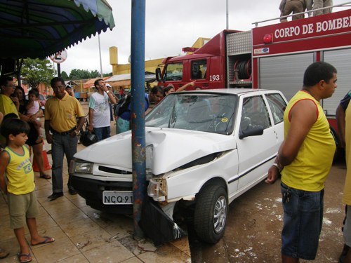 Carro desgovernado derruba semáforo na avenida Jatuarana