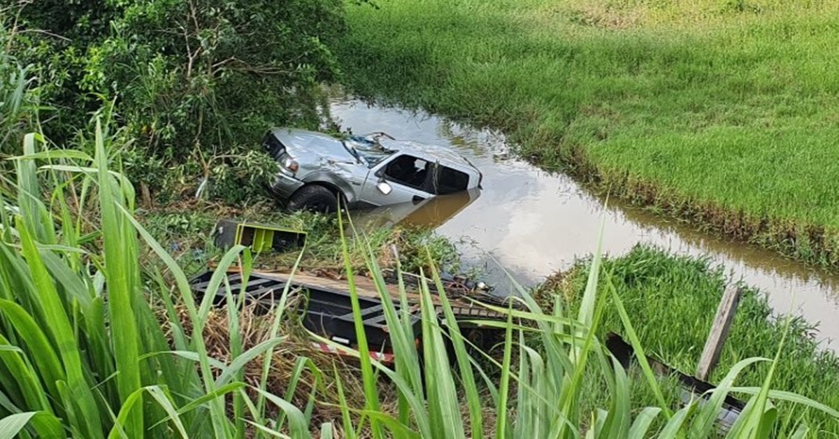 PERDEU O CONTROLE: Motorista cai em ribanceira após desviar de duas carretas na BR-364