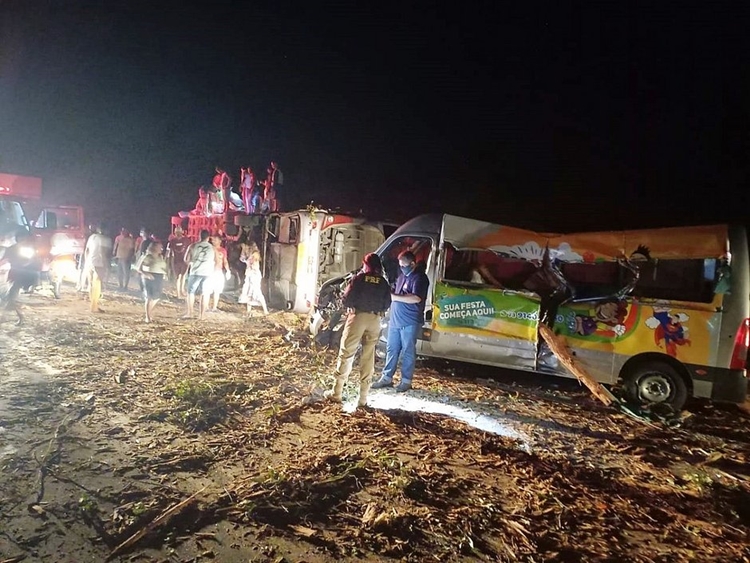 TRAGÉDIA: Acidente entre caminhão, ônibus e van deixa 12 mortos no sul da Bahia