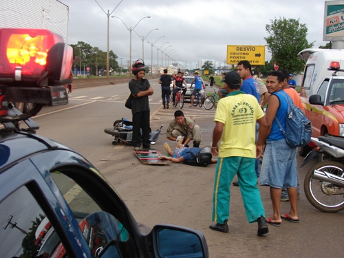 Caminhonete capota no centro da capital após colidir com táxi - Confira fotos do acidente