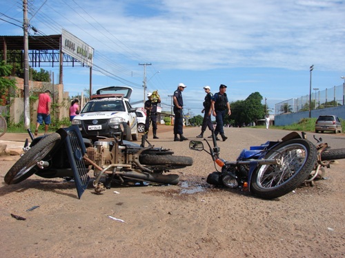 Carro de funerária avança preferencial e colide em duas motocicletas - Confira fotos