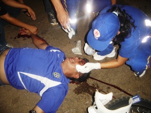 Taxi desvia de buraco e manda motociclista para o Pronto Socorro - imagem de forte impacto