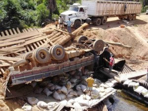 Ponte cai e mata caminhoneiro na Transamazônica