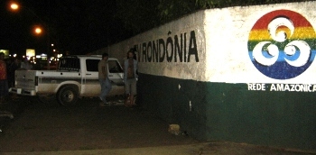 Caminhote quebra o muro da TV Rondônia após acidente