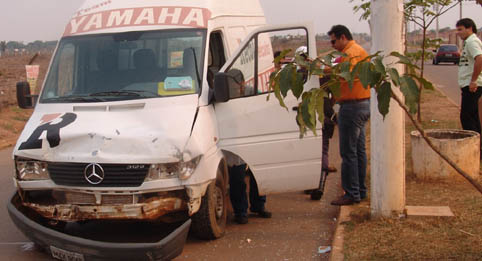 Carro da Recol Distribuidora provoca acidente na Mamoré