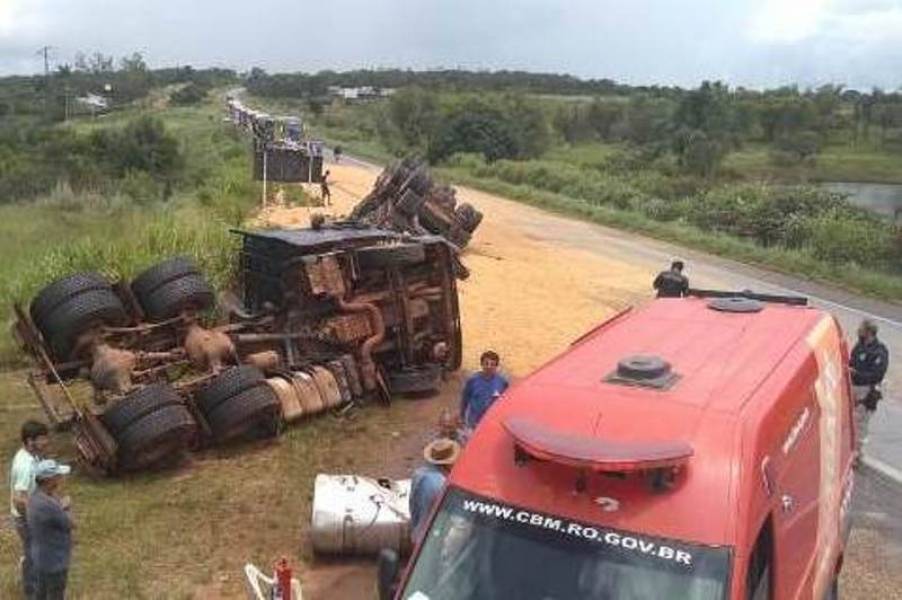 RODOVIA INTERDITADA: Colisão entre carretas em trecho crítico da BR-364 deixa feridos