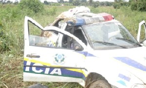 Viatura da Policia militar capota na BR364