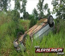 Capotamento de carro é registrado na RO-479