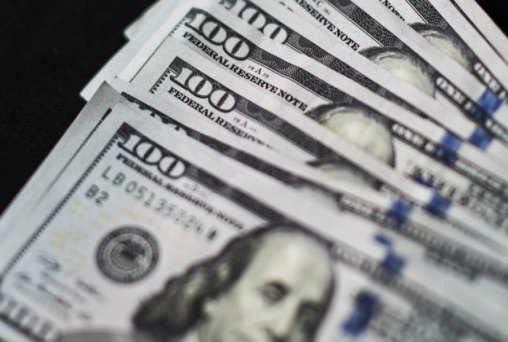 Dólar comercial inicia o ano acima dos R$ 4