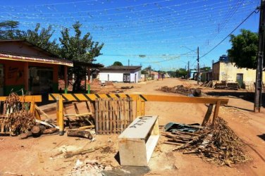 SEM GESTÃO - Rua é bloqueada há mais de 15 dias na capital