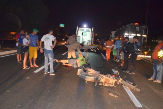 Motociclista fica gravemente ferido ao bater em traseira de caminhão