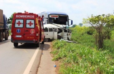 JARU  -  Acidente na BR 364 envolvendo ônibus e uma Kombi faz uma vítima fatal