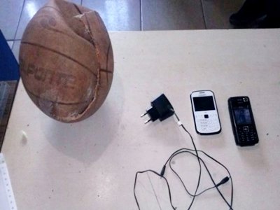 Polícia apreende celulares que seriam jogados para presidio