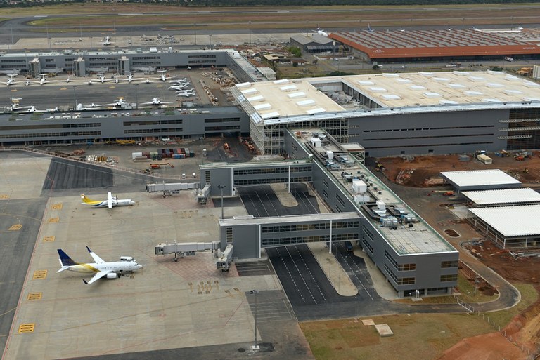 Criminosos invadem aeroporto de Campinas e roubam US$ 5 milhões