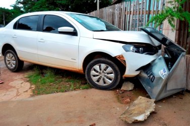 Motorista perde controle e bate em lixeira