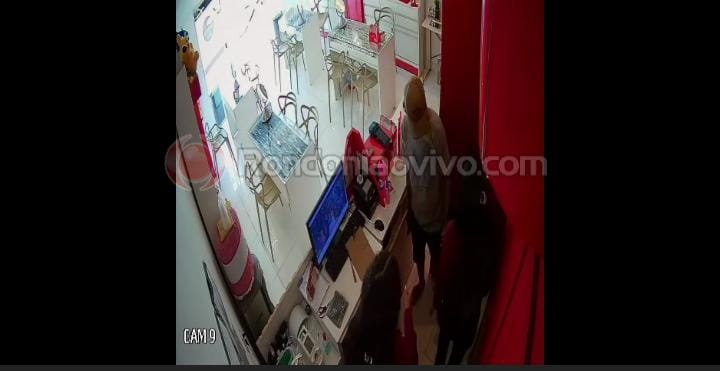 DENUNCIE: Vídeo mostra criminoso cometendo assalto em ótica na Calama