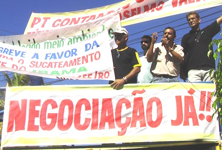 Grevistas do Ibama e Incra de Rondônia cercam a sede do PT estadual