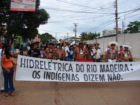 Passeata marca protesto de Fórum contra a construção das usinas dos rios Madeira e Machado