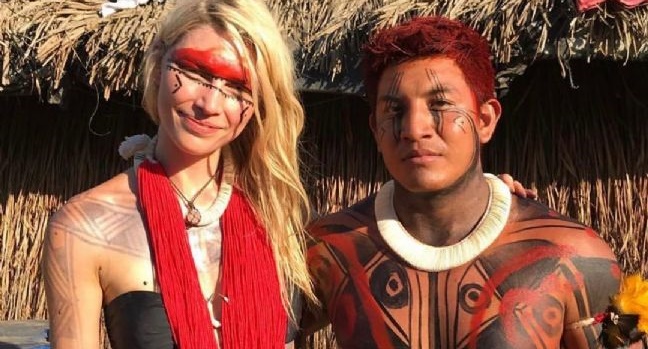 CASAL: Modelo Aline Weber posa com namorado indígena do Xingu