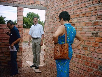 Prefeito e secretária inspecionam casas para vítimas de enchentes