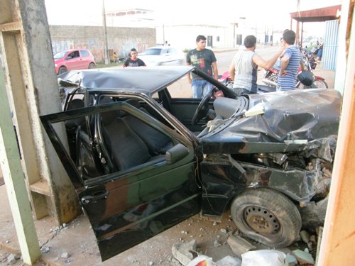 Carro desgovernado bate em poste e salão de beleza na capital -  Fotos