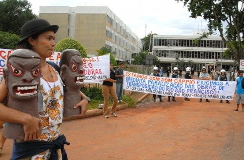 LEILÃO USINAS DO MADEIRA-  PM retira manifestantes da frente do prédio da Aneel