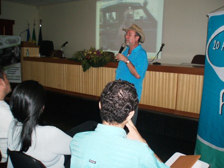 FIMCA lota auditório durante palestra do jornalista de aventura Airton Órtiz