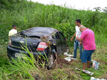 LIVRAMENTO: Condutor escapa da morte após forçar ultrapassagem e capotar na BR-364