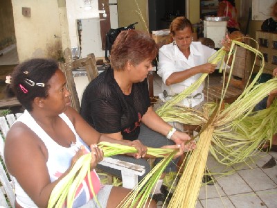 Artesã ministra curso de processamento da fibra do buriti em bairro da capital