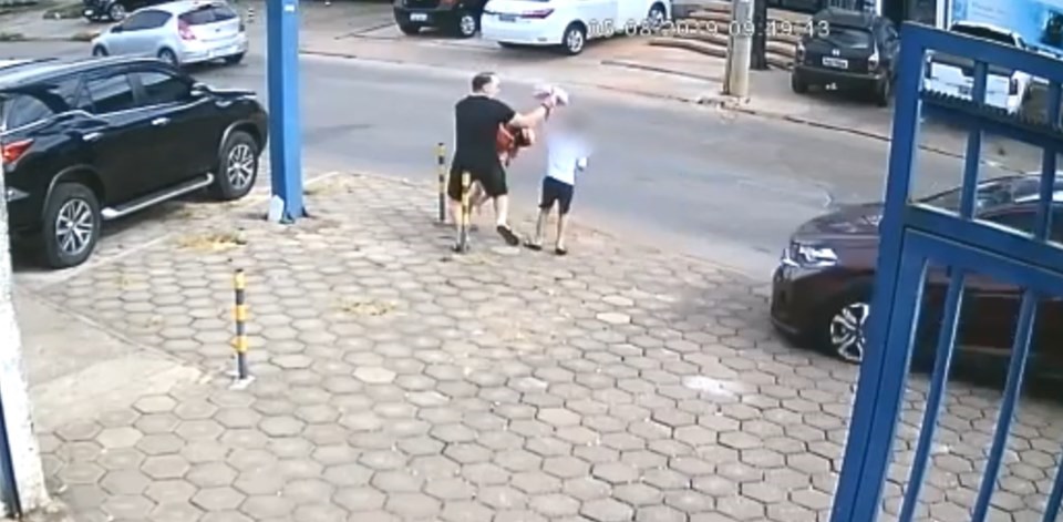 CHOCANTE: Vídeo mostra exato momento que bandidos em fuga atropelam pai e filhos