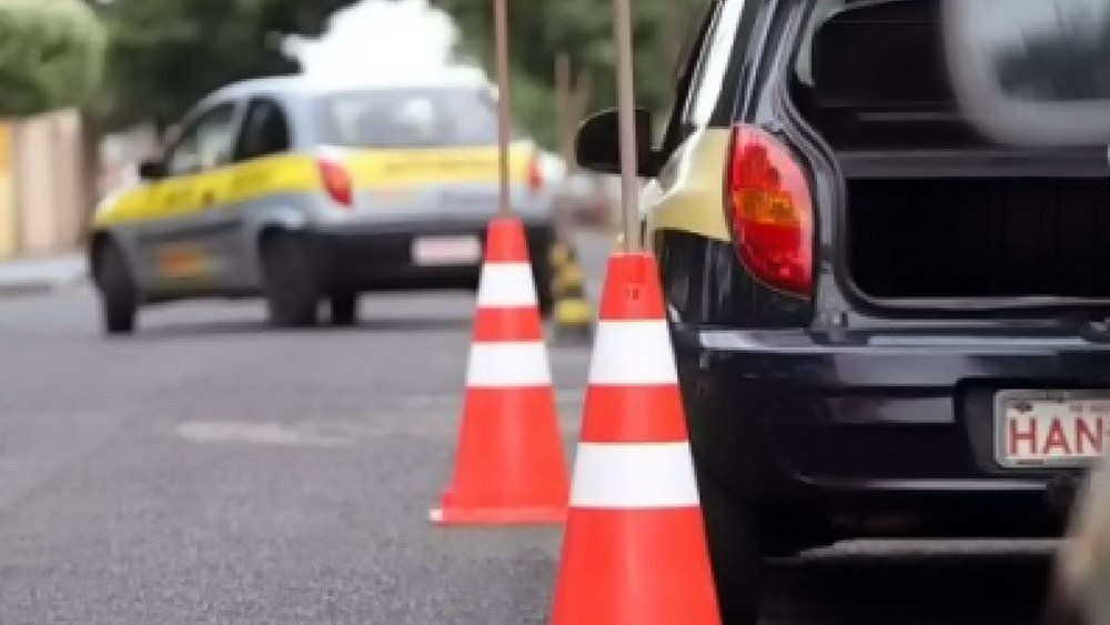 CONFUSÃO: Jovem se revolta e dá barraco por reprovar em prova prática no Detran