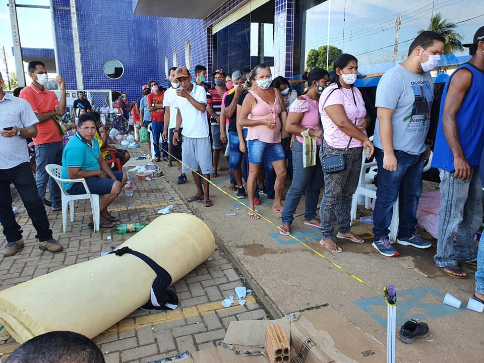 AUXÍLIO HUMILHAÇÃO: Comunidade forma fila quilométrica em rua na zona Leste da capital