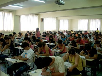 Faculdade São Lucas orienta vestibulandos para hora da prova