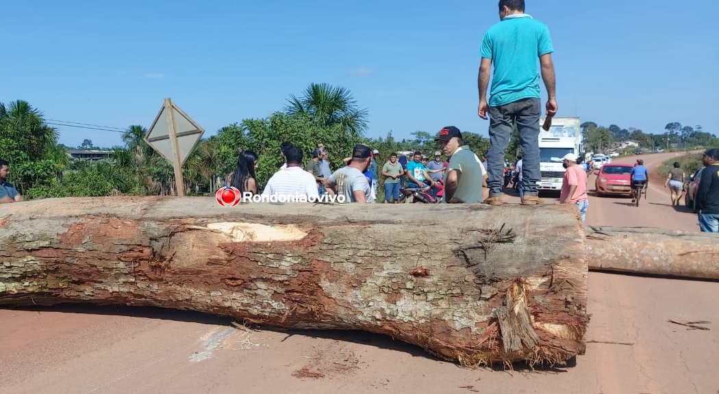 MANIFESTAÇÃO: Madeireiros fecham a BR-364 e cobram fim de operações do Ibama