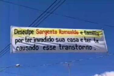 Bandidos roubam casa de PM, se arrependem e instalam faixa pedindo desculpa