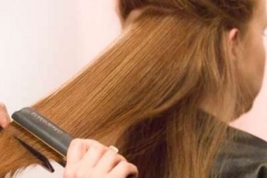 Mulher morre enquanto alisava cabelo com chapinha